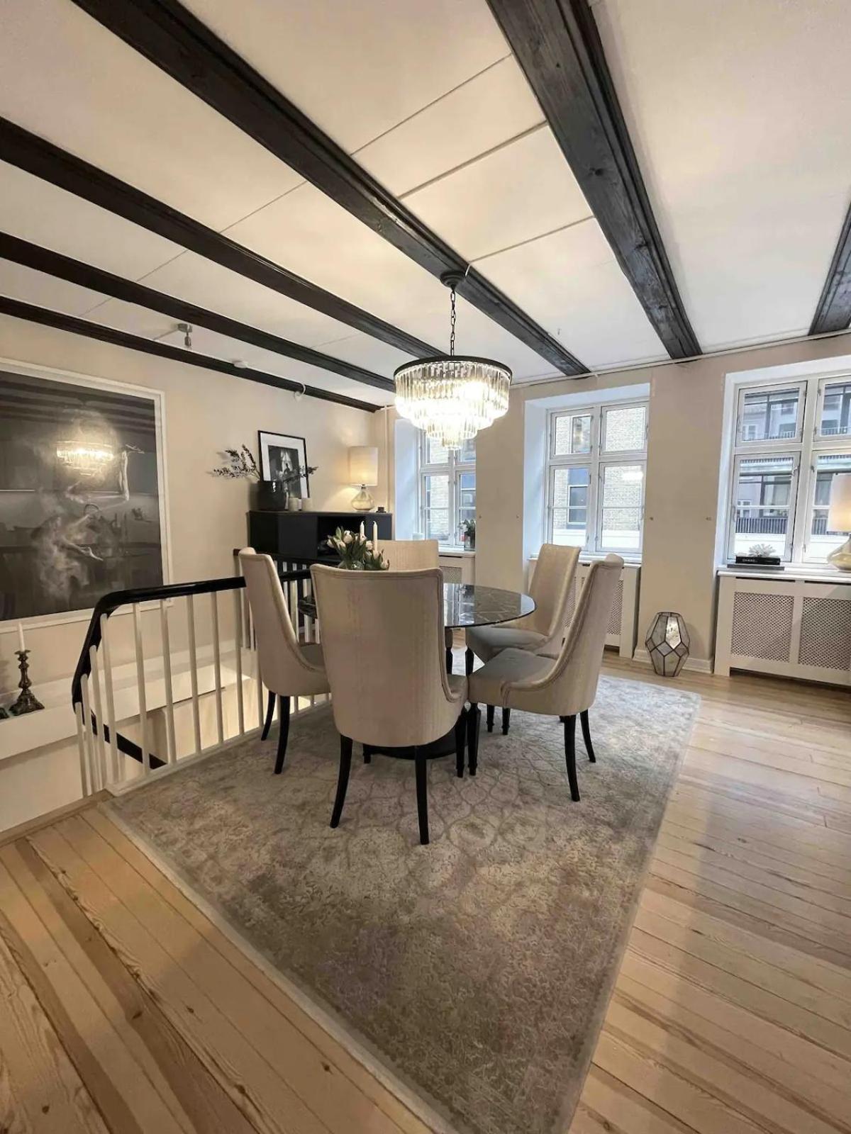 Connected Luxury In Historical Townhouse København