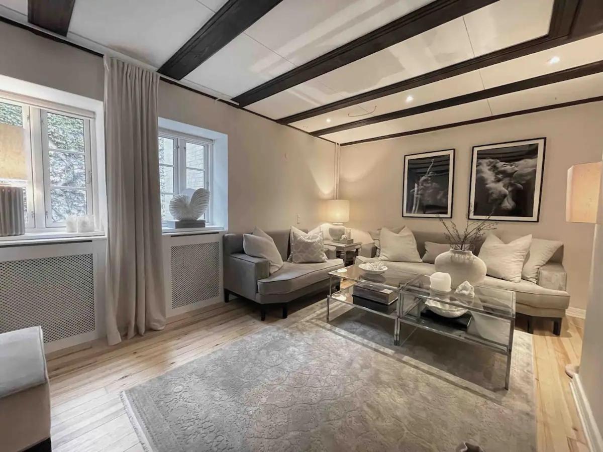 Connected Luxury In Historical Townhouse Lejlighed København